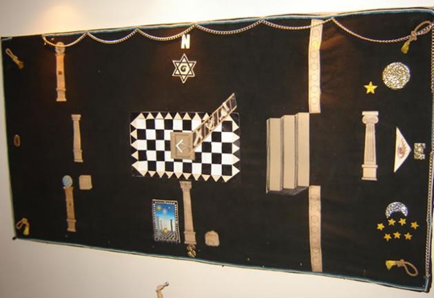 Tapiz de paño usado a finales del siglo XIX y comienzos del siglo XX. Corresponde al “Templo Completo” de una Logia itinerante, que presidía los trabajos en todo lugar en que los HH.·. pudieran abrir los trabajos.