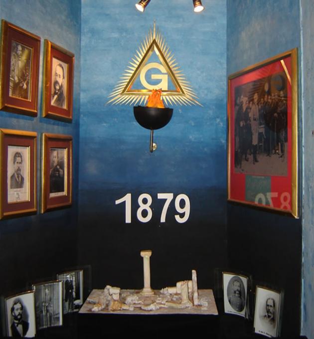 Sector con Llama Votiva dedicada a la memoria de los Héroes y Combatientes Masones peruanos que ofrendaron su vida en defensa de la Patria durante la infausta Guerra de Invasión y Rapiña de Chile en contra del Perú en 1879.