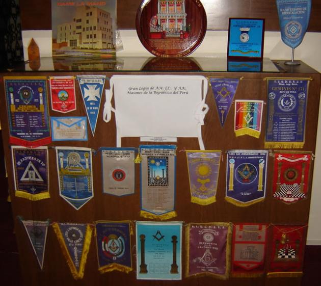 Banderines y souvenir conmemorativos de la Masonería del Perú y del Mundo.