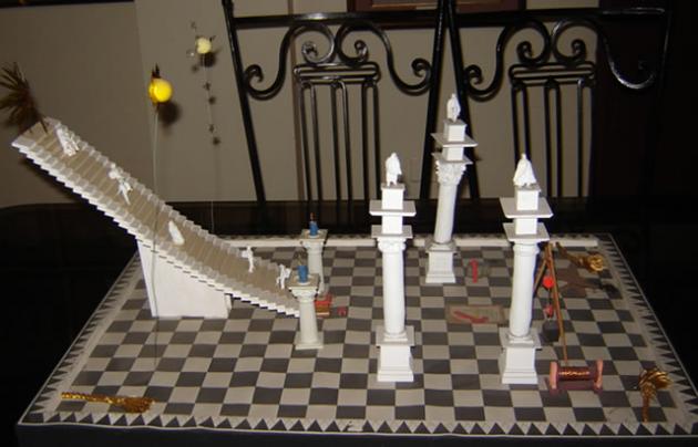 Otra vista con la representación y alegoría en 3 dimensiones de la Plancha de Trazar (Tracing Board) del Grado de Aprendiz Mason del Rito de York (vista desde el Norte).